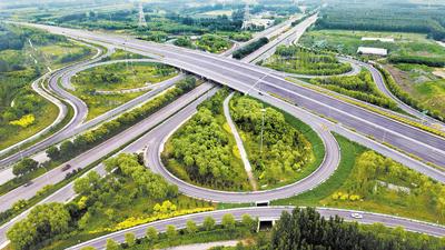 車輛行駛在北京大興國際機場北線高速公路廊坊段。北京大興國際機場北線高速，進一步完善了京津冀區域交通一體化路網體系，促進京津冀區域互聯互通。河北日報記者 趙永輝攝